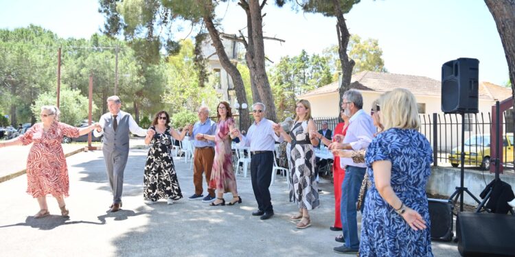 Ευχές, γλέντι και χορός στα Νιφορέικα για τον Άγιο Νικόλαο – ΦΩΤΟ