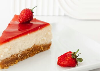 Μπάρες cheesecake με σάλτσα φράουλας