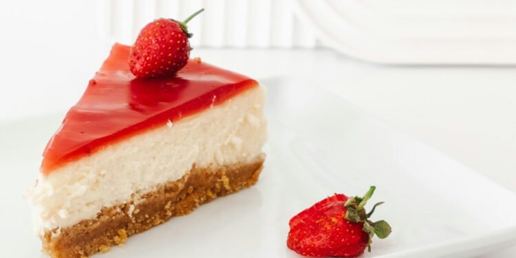Μπάρες cheesecake με σάλτσα φράουλας