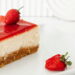 Μπάρες cheesecake με σάλτσα φράουλας