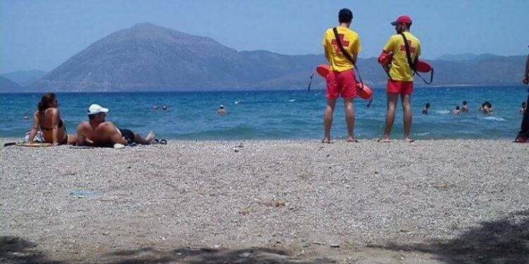 Ποιες παραλίες της Πάτρας θα έχουν ναυαγοσώστες