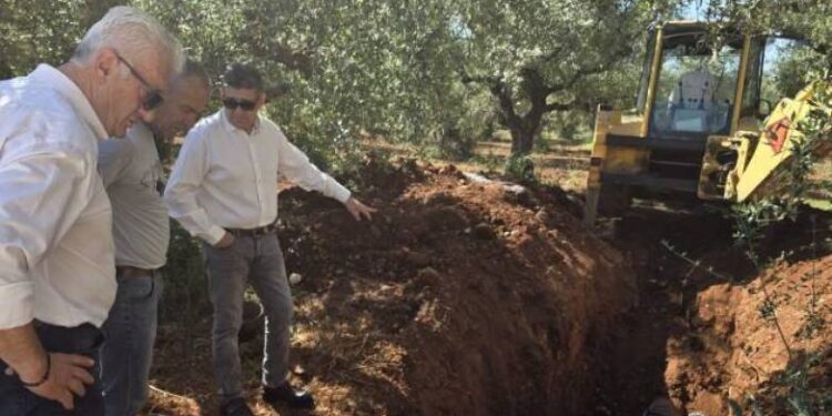 Αποκατάσταση βλάβης κεντρικού αρδευτικού αγωγού στο Αχαϊκό