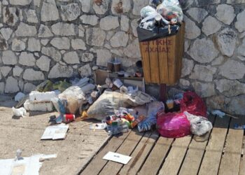 “Φωνάζουν” οι κάδοι απορριμμάτων στην παραλία των Νιφορείκων – Και είναι η αρχή του καλοκαιριού… ΦΩΤΟ