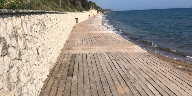 “Γυαλί” η παραλία των Νιφορείκων από τα σκουπίδια – Φιλότιμες και άμεσες οι προσπάθειες του προέδρου – Μήπως όμως υπάρχουν λύσεις;
