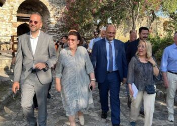 Πάτρα: Η Λίνα Μενδώνη στο Κάστρο για την αποκατάσταση δύο προμαχώνων – ΦΩΤΟ