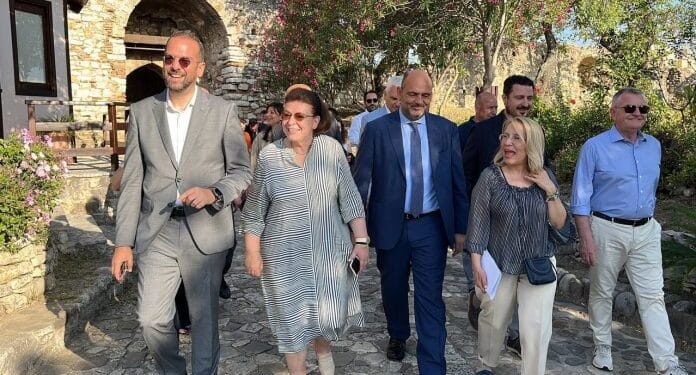 Πάτρα: Η Λίνα Μενδώνη στο Κάστρο για την αποκατάσταση δύο προμαχώνων – ΦΩΤΟ