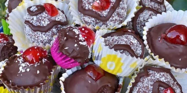 Εύκολα τρουφάκια με μπισκότα και το κέικ που περίσσεψε