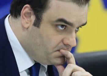 Μήνυση και αγωγή Πιερρακάκη για δημοσιεύματα που του επιτέθηκαν προσωπικώς για τα ψηφιακά έργα