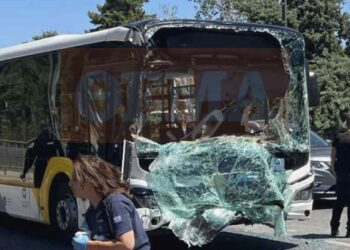 Συγκρούστηκαν δύο λεωφορεία στη Λεωφόρο Καραμανλή στη Βούλα – Τουλάχιστον 10 τραυματίες, ανάμεσά τους και ανήλικος