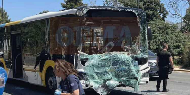 Συγκρούστηκαν δύο λεωφορεία στη Λεωφόρο Καραμανλή στη Βούλα – Τουλάχιστον 10 τραυματίες, ανάμεσά τους και ανήλικος
