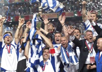 Το σήκωσε το τιμημένο! Όταν η Ελλάδα έγραψε το μεγαλύτερο έπος στην Πορτογαλία στο Euro 2004 – ΒΙΝΤΕΟ