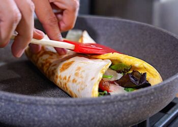 Τορτίγια με αυγά και πράσινη σαλάτα