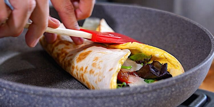 Τορτίγια με αυγά και πράσινη σαλάτα