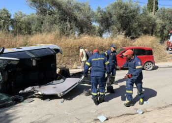 Σοβαρό τροχαίο στην Κάτω Αχαΐα – ΙΧ έπεσε πάνω σε όχημα του “Βοήθεια στο Σπίτι” – Εγκλωβίστηκε η οδηγός – ΦΩΤΟΓΡΑΦΙΕΣ