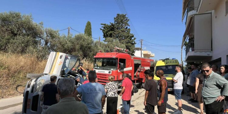 Σοβαρό τροχαίο στην Κάτω Αχαΐα – ΙΧ έπεσε πάνω σε όχημα του “Βοήθεια στο Σπίτι” – Εγκλωβίστηκε η οδηγός – ΦΩΤΟΓΡΑΦΙΕΣ
