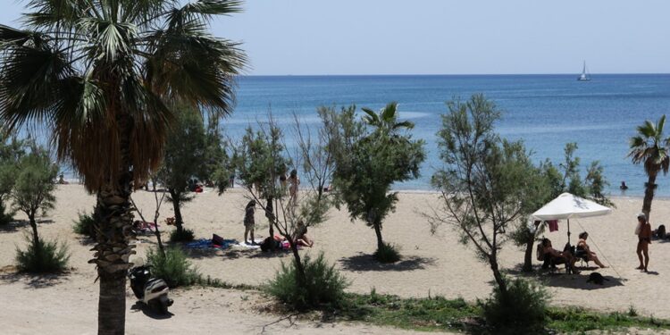 Σοβαρή εξέλιξη με το νεκρό κοριτσάκι στο Παλαιό Φάληρο: Βρέθηκε βίντεο που δείχνει την 3χρονη να μεταφέρεται σε καροτσάκι!