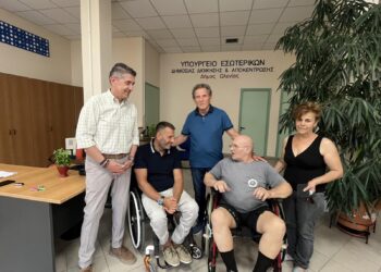 Παράδοση αναπηρικού αμαξιδίου από τη δράση “Καπάκι στο Καπάκι”