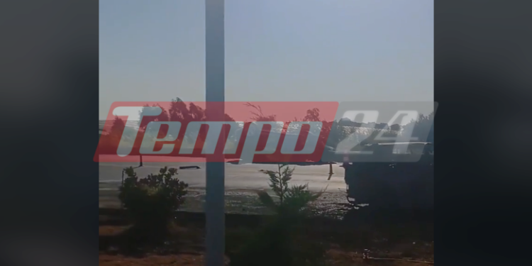 Αναστάτωση στην Πατρών – Πύργου: “Έφυγε” αυτοκίνητο από νταλίκα που μετέφερε οχήματα και βρέθηκε ανάποδα! (ΒΙΝΤΕΟ)