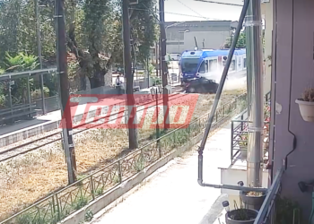 Πάτρα: Η στιγμή της σύγκρουσης συρμού του Προαστιακού με αυτοκίνητο – ΒΙΝΤΕΟ ΝΤΟΚΟΥΜΕΝΤA