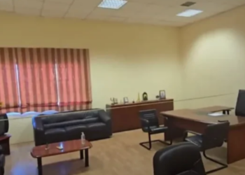 Πσιτ! Απίστευτος Αλεξόπουλος: Έβγαλε … μεζούρα και μέτρησε το γραφείο – Το βίντεο που “έδιωξε” την αντιπολίτευση!
