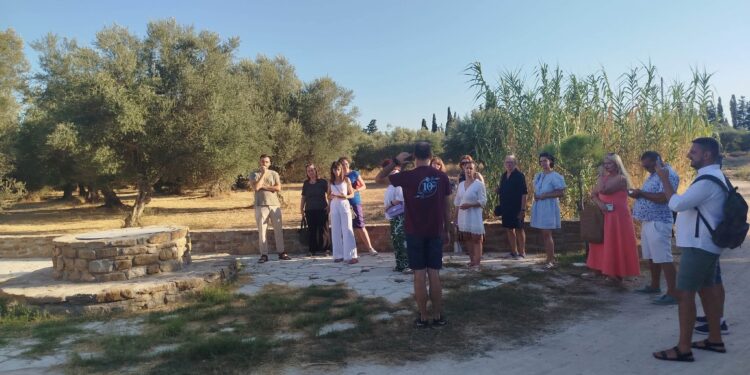 Σέρβοι φοιτητές έγιναν “Γομοστιώτες”! Πώς η ιστορία ενός μικρού χωριού αποκτά διεθνή ταυτότητα – ΦΩΤΟ