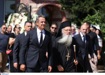Απόστολος Βεσυρόπουλος: Πλήθος κόσμου στην κηδεία του – Τυλιγμένο με την ελληνική σημαία το φέρετρό του