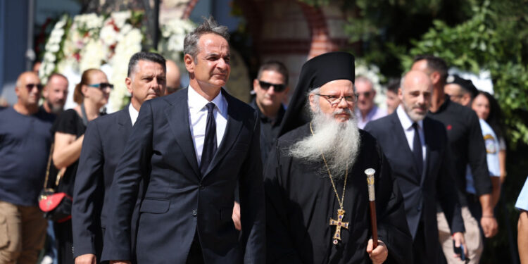 Απόστολος Βεσυρόπουλος: Πλήθος κόσμου στην κηδεία του – Τυλιγμένο με την ελληνική σημαία το φέρετρό του