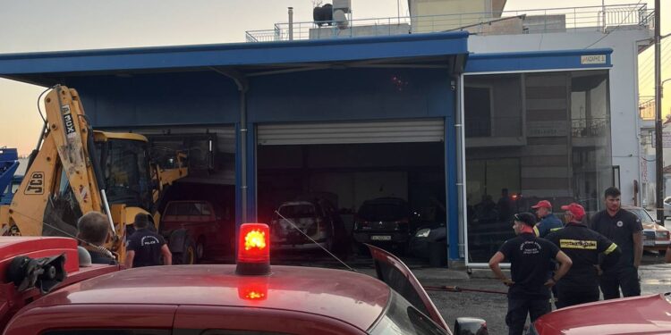 Πανικός από φωτιά σε ηλεκτρολογείο στο κέντρο της Κάτω Αχαΐας – Στη “μάχη” της δύσκολης επιχείρησης κατάσβεσης και το ΣΕΔΙΠ
