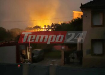 Ολονύχτια μάχη με τον πύρινο εφιάλτη – Σπίτια και επιχειρήσεις παραδόθηκαν στις φλόγες, 112 για εκκένωση της Κάτω Αχαΐας – Που έχει διακοπεί η κυκλοφορία (ΦΩΤΟ)