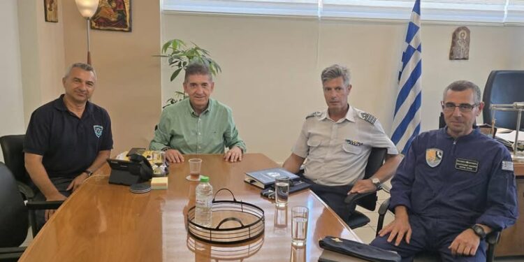 Στελέχη του εργοστασίου Μεταφορικών Μέσων και Επίγειου Εξοπλισμού Αράξου στον Γρηγόρη Αλεξόπουλο