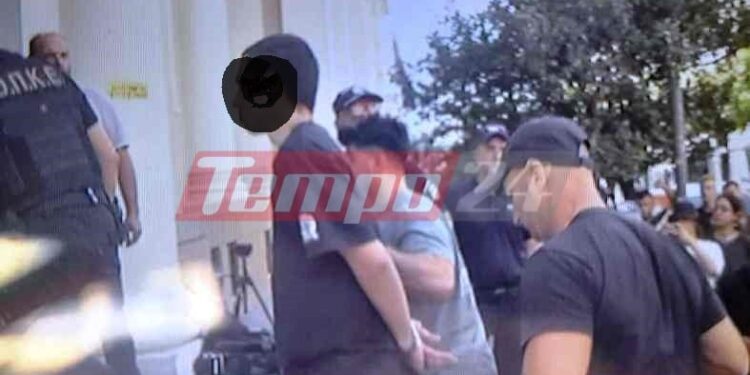 Πάτρα: Στον εισαγγελέα οι συλληφθέντες για τις πυρκαγιές – Έντονες αποδοκιμασίες από συγκεντρωμένους πολίτες (ΦΩΤΟ) – ΝΕΟΤΕΡΑ
