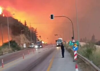 Μεγάλη φωτιά στη Δυτική Αχαΐα: Νεότερη ενημέρωση για την κυκλοφορία στην παλαιά και νέα εθνική Πατρών – Πύργου