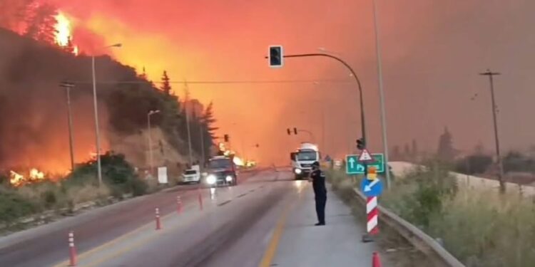 Μεγάλη φωτιά στη Δυτική Αχαΐα: Νεότερη ενημέρωση για την κυκλοφορία στην παλαιά και νέα εθνική Πατρών – Πύργου
