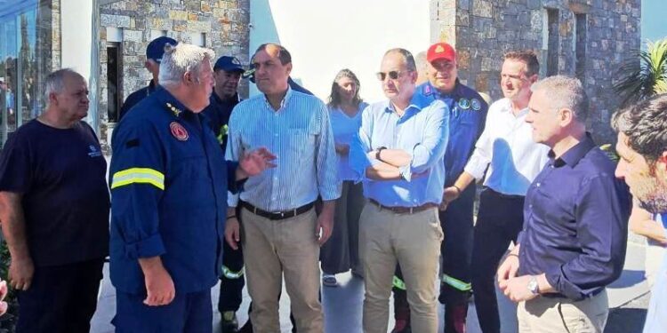 Φωτιές: Στην Πάτρα σήμερα ο Κ. Κατσαφάδος – Συντονισμός για την επόμενη ημέρα στις πληγείσες περιοχές