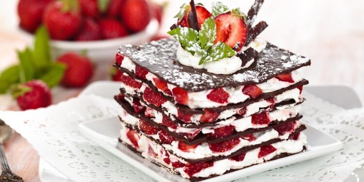 Γλυκό με φράουλα, γιαούρτι και επικάλυψη σοκολάτας