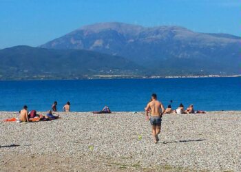Πάτρα: Άνδρας βρέθηκε χωρίς τις αισθήσεις του στην πλαζ