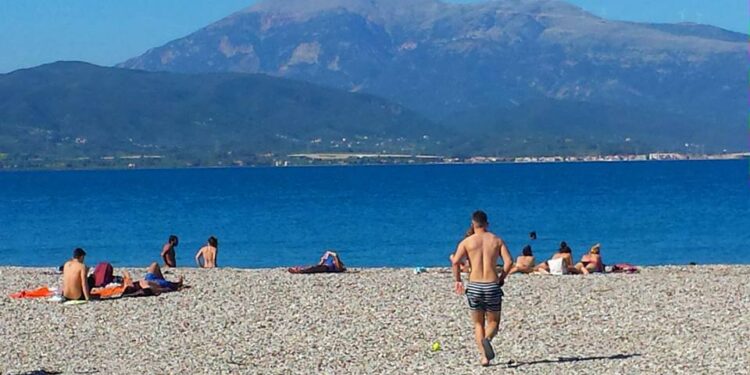 Πάτρα: Άνδρας βρέθηκε χωρίς τις αισθήσεις του στην πλαζ