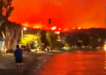 Δραματική νύχτα στη Δυτική Αχαΐα: Επιχείρηση απομάκρυνσης χιλιάδων κατοίκων – Έφτασε στα Τσουκαλέικα και καίει σπίτια η φωτιά – ΣΥΓΚΛΟΝΙΣΤΙΚΕΣ ΕΙΚΟΝΕΣ
