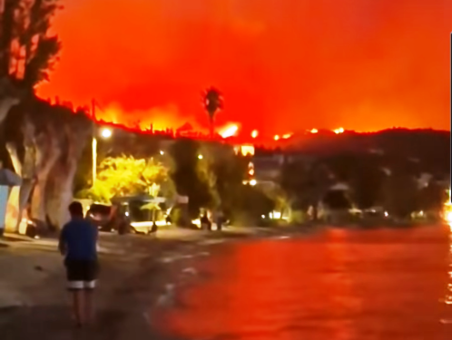 Δραματική νύχτα στη Δυτική Αχαΐα: Επιχείρηση απομάκρυνσης χιλιάδων κατοίκων – Έφτασε στα Τσουκαλέικα και καίει σπίτια η φωτιά – ΣΥΓΚΛΟΝΙΣΤΙΚΕΣ ΕΙΚΟΝΕΣ