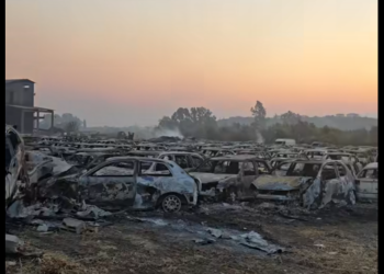 Πύρινη λαίλαπα και “εκρήξεις”: Τα 1000 κατασχεμένα οχήματα του ΟΔΔΥ σε οικόπεδο κοντά στην πόλη απείλησε να “κάψει” την Κάτω Αχαΐα! ΦΩΤΟΓΡΑΦΙΕΣ