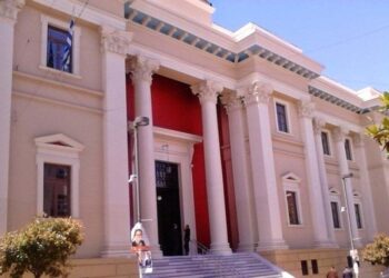 Πάτρα: Στο αυτόφωρο σήμερα ο ιδιοκτήτης νυχτερινού κέντρου και άλλοι τρεις, μεταξύ των οποίων και αστυνομικός, για τον ξυλοδαρμό και το επεισόδιο με το όπλο