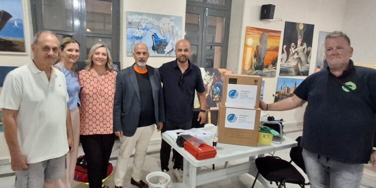 Παράδοση απινιδωτή στο ΣΕΔΙΠ Δυτικής Αχαΐας από τον Αναπλ. Περιφερειάρχη κ. Χ. Μπονάνο