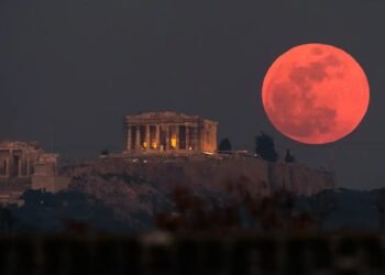 «Ματωμένο Φεγγάρι»: Μάγεψε η πανσέληνος του Σεπτεμβρίου – ΦΩΤΟ