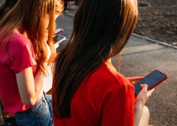Social Media: Πώς θα μπει ο «κόφτης» για τα παιδιά κάτω των 15 ετών