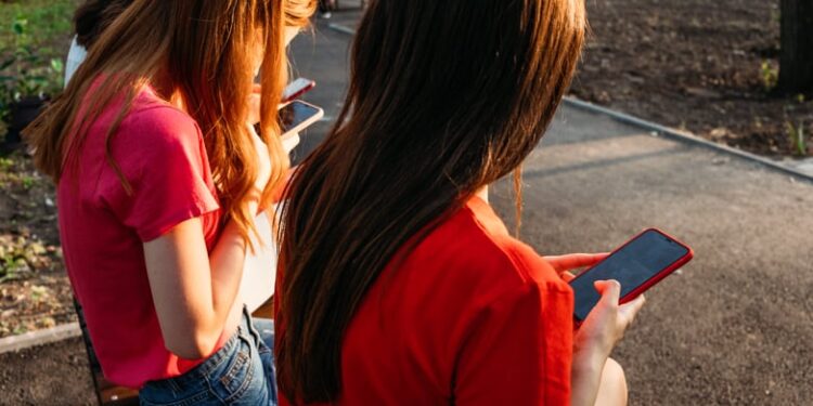 Social Media: Πώς θα μπει ο «κόφτης» για τα παιδιά κάτω των 15 ετών