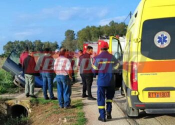 Αχαΐα – Απίστευτο τροχαίο στο Λάππα: Εκσκαφέας παρέσυρε ΙΧ και το πέταξε σε χαντάκι – Επιχείρηση για τον απεγκλωβισμό των επιβατών ΦΩΤΟ