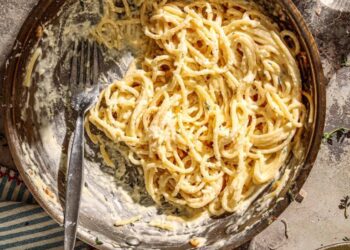 Μακαρονάδα με σάλτσα φέτας