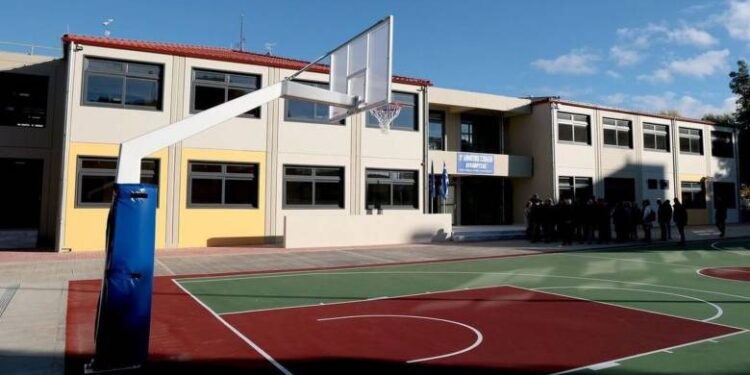 Πάτρα: Ο Πελετίδης “ξηλώνει” τις πινακίδες στα σχολεία που αναφέρονται σε χορηγίες τραπεζών
