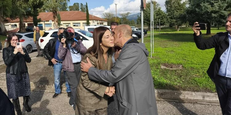 Φιλιά και αγκαλιές με τη φίλη του, υπουργό!
