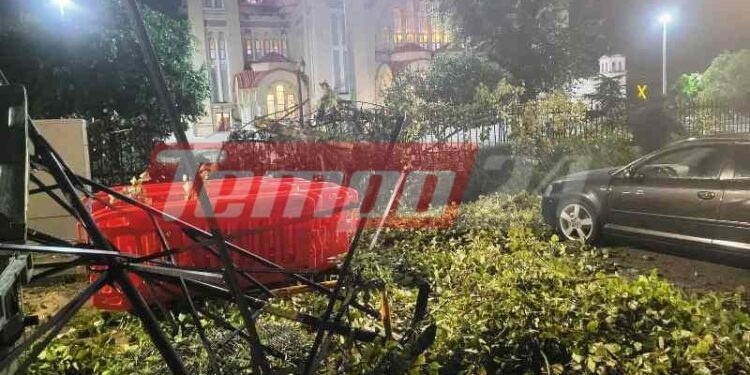 Πάτρα: Ασύλληπτες εικόνες από το πέρασμα του ανεμοστρόβιλου – Πυρετώδεις εργασίες των συνεργείων (ΦΩΤΟ – ΒΙΝΤΕΟ)